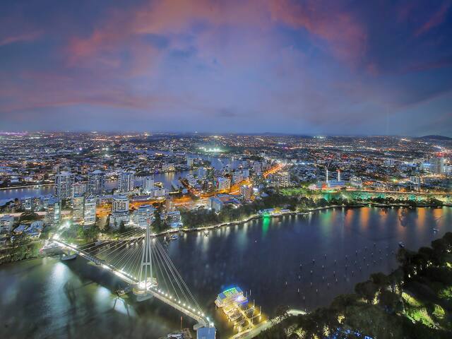 Gatsby Escape | Skytower L71: Views, Pool, Parking gallery image 3