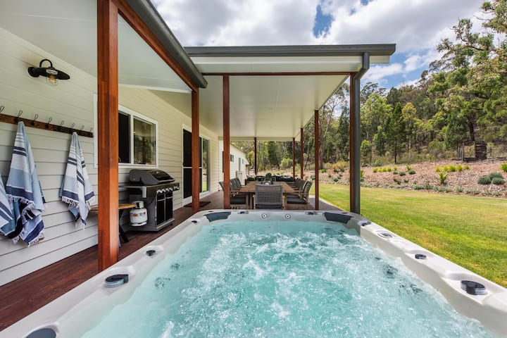 Frog Hill: luxe rural retreat near town with spa
