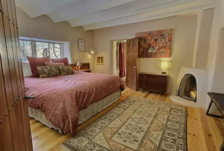 La suite de invitados. Alfombra turca antigua en el piso. Arte original en la pared. Lámparas de vidrio de la abuela en las mesitas de noche. Esta espaciosa habitación tiene vistas al elegante jardín portale. ¡La cama king se puede convertir en dos CAMAS INDIVIDUALES! 