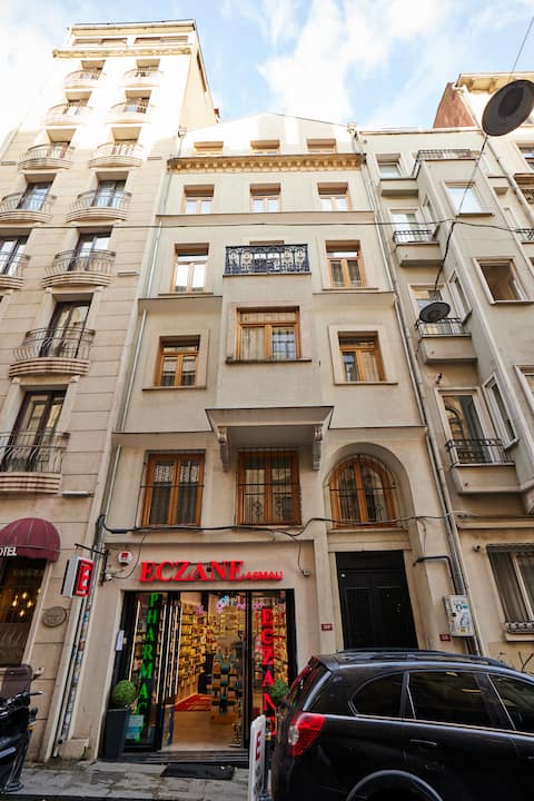 Designer House - Metro Front & Galata