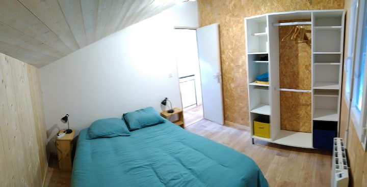 спална соба 2: дрвена ѕидна облека, 140 кревета со гардероба за складирање.