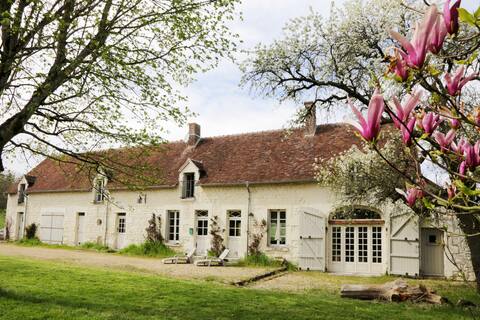 The Parc des Mardelles, a large bucolic farmhouse