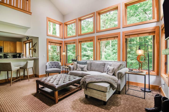 Mountain Escape (Heated pool Avail!)/Ski Shuttle