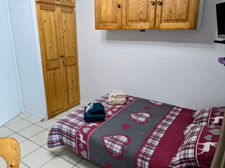 kauč na razvlačenje u dnevnom boravku.