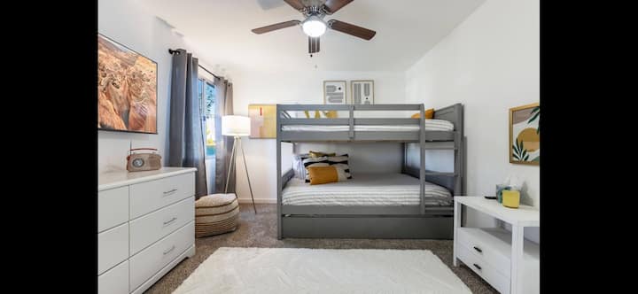 Savršen za obitelji, prostrani krevet na kat ima dva velika kreveta i bračni krevet na izvlačenje koji nudi udobnost djeci i odraslima. Dizajnirani imajući na umu sigurnost, čvrsta konstrukcija i zaštitne ograde jamče siguran i ugodan boravak.