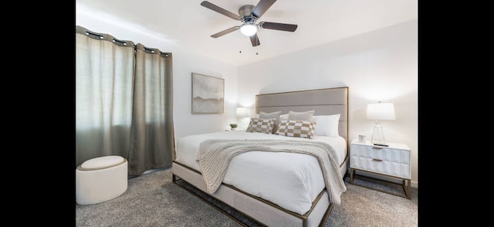 Opustite se u glavnoj spavaćoj sobi s bračnim krevetom i luksuznim madracem za vrhunsku udobnost i opuštanje. Elegantno uređenje, mekana posteljina i dovoljno prostora stvaraju mirno, luksuzno utočište za miran san.