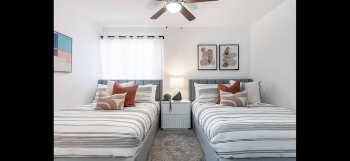 Odmorite se u luksuznoj spavaćoj sobi s dva plišana bračna kreveta koja nudi udobnost i stil u luksuznom okruženju. Uz mekanu posteljinu, elegantno uređenje i dovoljno prostora, ova soba pruža savršeno okruženje za opuštanje i miran san.