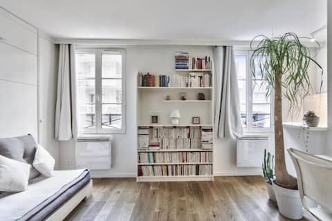 Top performing Airbnb: Studio 1 min to Metro and Bois-Franc train station downstairs in Vincennes