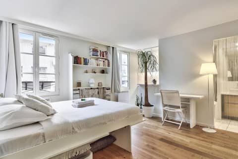 Top performing Airbnb: Studio 1 min to Metro and Bois-Franc train station downstairs in Vincennes