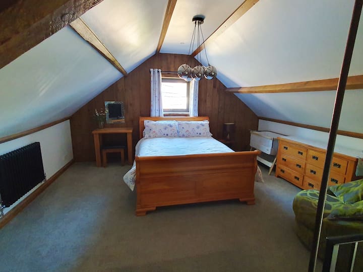 Kingsize bed
Kleedtafel
Föhn
Lades
Naast me kinderbedje - alleen laken, geen dekens
Google-luidspreker 
TV met streamingdiensten en dvd-speler
Verzorgingsmat