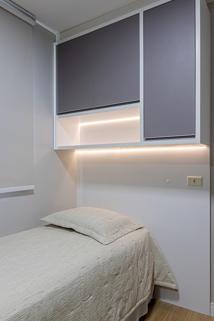 ️ Kamer met airconditioning en twee supercomfortabele eenpersoonsbedden; gelaagde verlichting zorgt voor een moderne en gezellige sfeer — de juiste omgeving om te ontspannen en heerlijk te slapen.