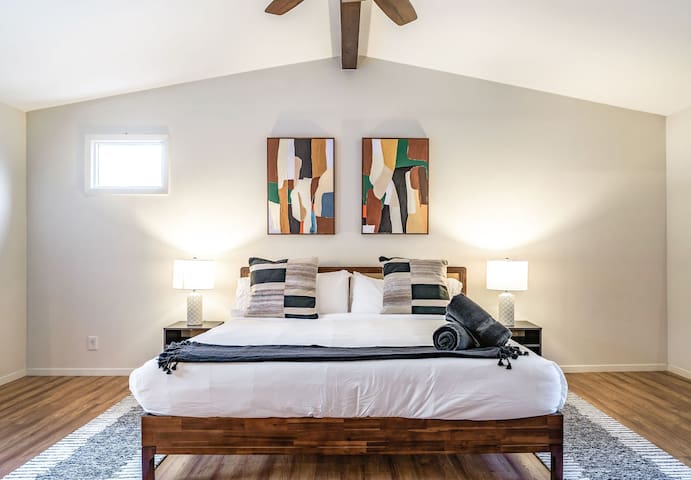 Cozy Up By The Firepit – Spacious Respite