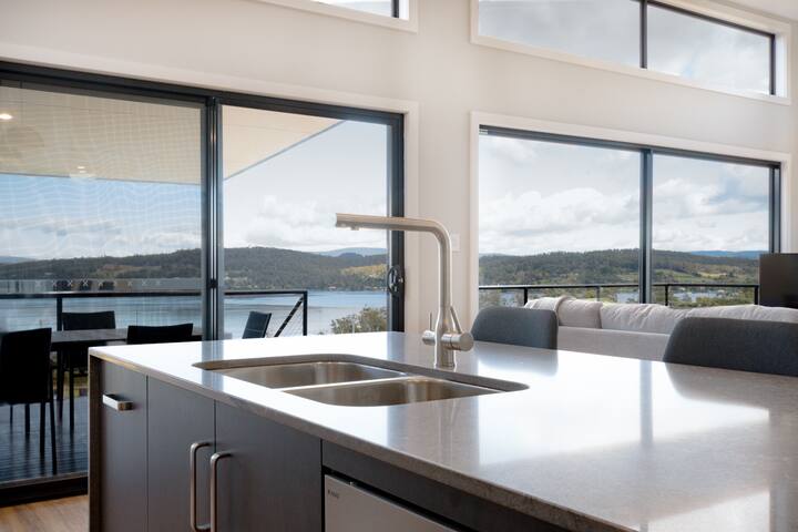 Wedgetail On The Tamar gallery image 4