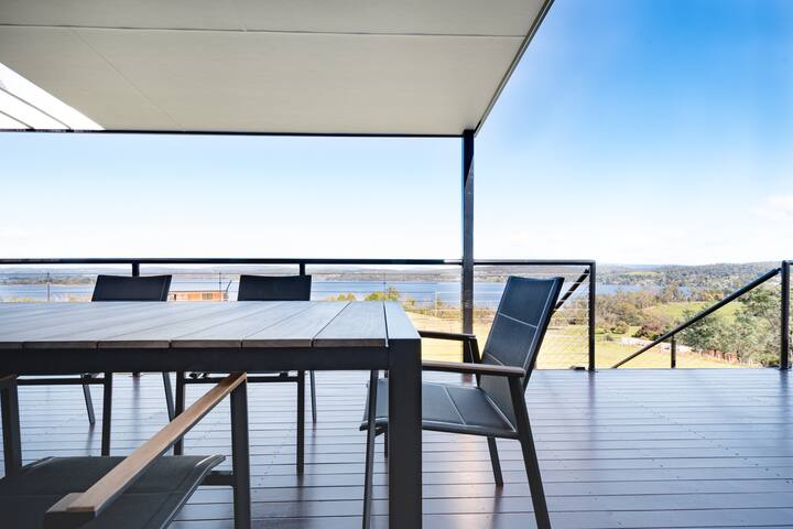 Wedgetail On The Tamar gallery image 3