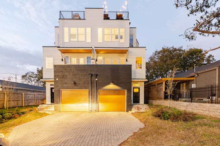 Rooftop Retreat & Skyline Views