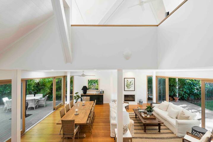 Bilgola Beach House- Direct Beach Access gallery image 5