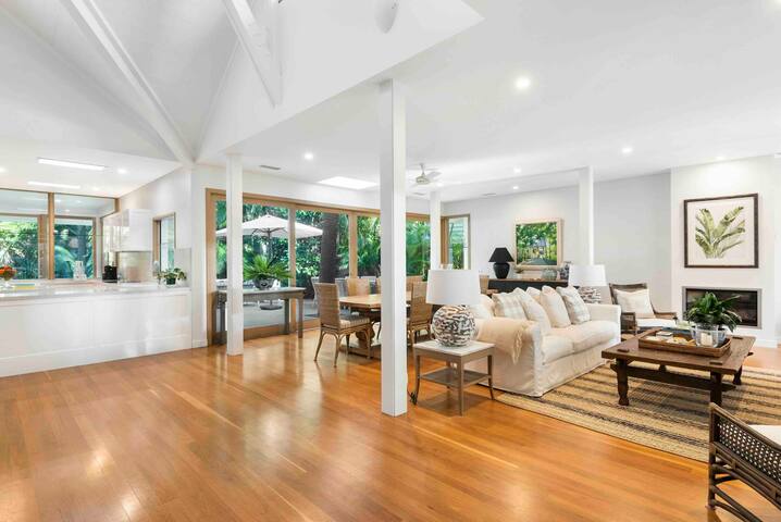 Bilgola Beach House- Direct Beach Access gallery image 4