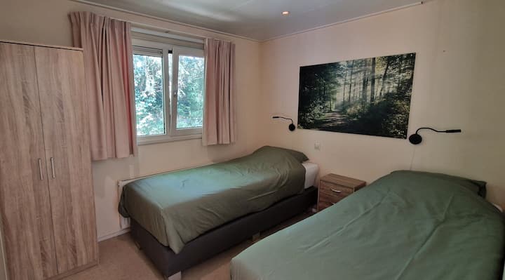 2 من الينابيع الكبيرة (210 طويلة!)
خزانة في الغرفة
أضواء السرير