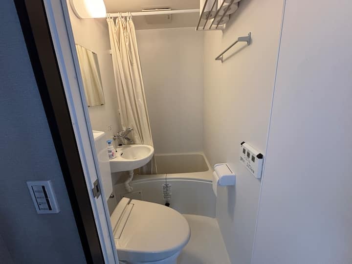 2階にはユニットバスがあります。
Shampoo, conditioner, body soap, and bath towels are provided.


2階はユニットバスになっています。
シャンプー、リンス、ボディソープ、バスタオルのご用意があります。