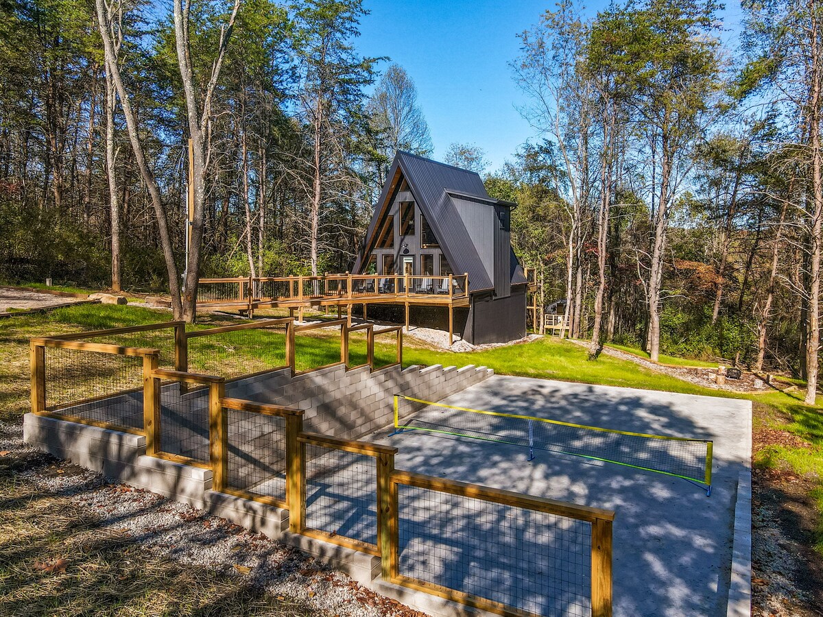 The Benison AFrame moderno com quadra de pickleball Casas de campo