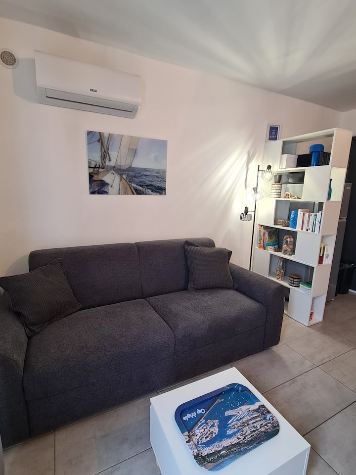 In diesem Raum, direkter Zugang zur Terrasse, Schlafsofa 140 x 190, das sich leicht ausklappen lässt. Spannbettlaken 140 x 190 und Bettbezug 220 x 240 (Bettdecke vorhanden)