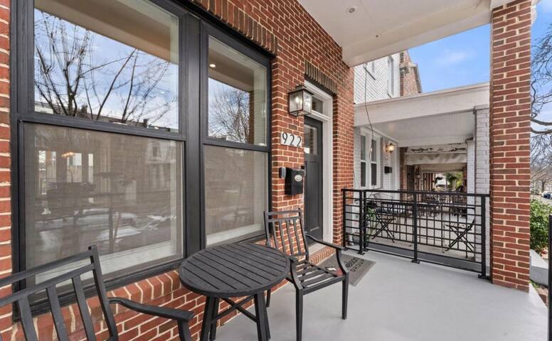 Spacious Capitol Hill Rowhouse gallery image 3