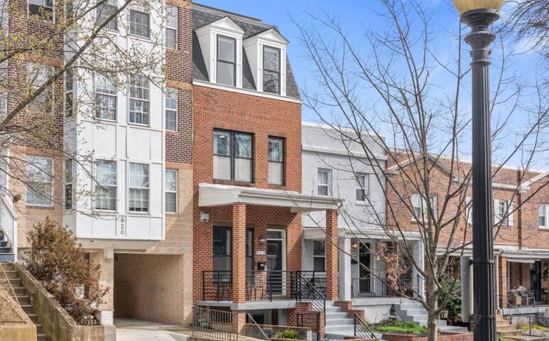 Spacious Capitol Hill Rowhouse gallery image 2