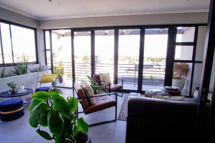 The Cozy Lily Penthouse gallery image 3