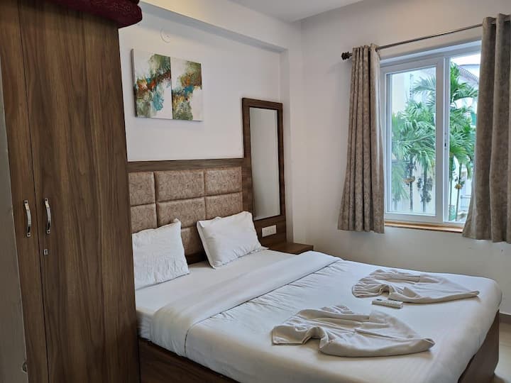 חדר שינה עם נוף לבריכה