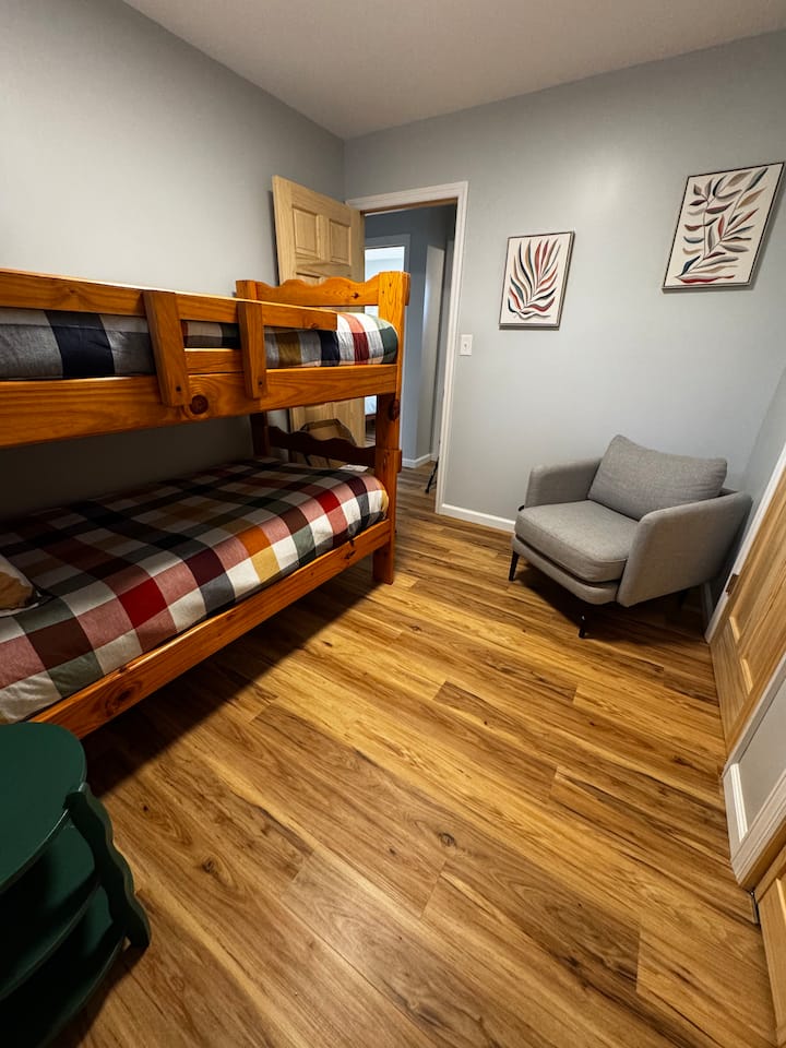 Bedroom 3 with two twins.