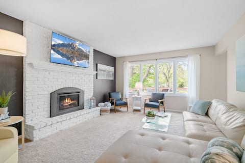 Spacious Retreat Near Medicine Lake 15 Mins to DT