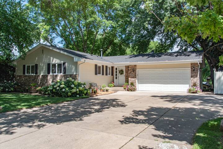 Spacious Retreat Near Medicine Lake 15 Mins to DT gallery image 3