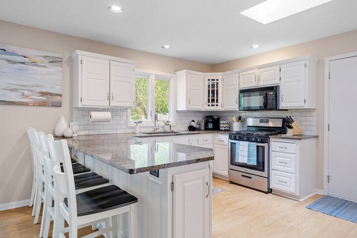 Spacious Retreat Near Medicine Lake 15 Mins to DT gallery image 2