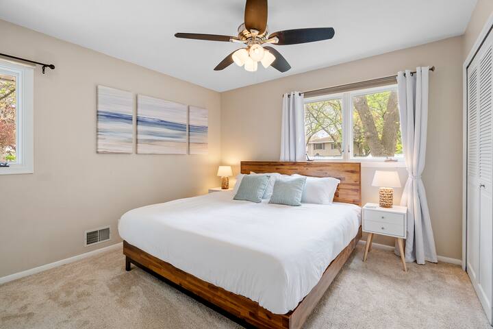 Spacious Retreat Near Medicine Lake 15 Mins to DT gallery image 4