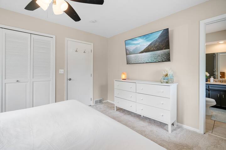 Spacious Retreat Near Medicine Lake 15 Mins to DT gallery image 5