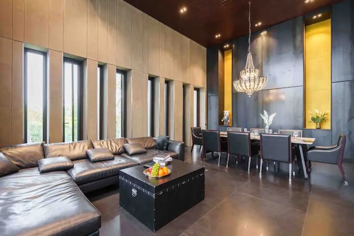 Luxury Modern Pool Jacuzzi Villa 5BR Thonglor gallery image 3