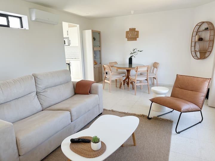 Extendable sofa bed - italian design, with full mattress inside.