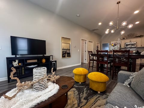 Blue House - Cozy 3 Bedroom, King Bed, Rotary Park