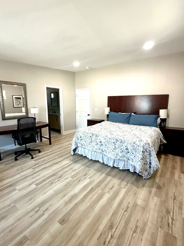 Მთავარ საძინებელში 1 არის დიდი ზომის საწოლი, რომელიც მზადაა, დაგეხმაროთ გადაადგილებაში. Დატკბით სრული აბაზანითა და კარადაში გასეირნებით, რომელშიც თითქმის დაიკარგებოდით. 