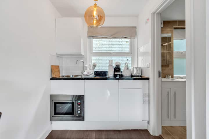 Trendy Studio Getaway: Explore City In Style - City of London