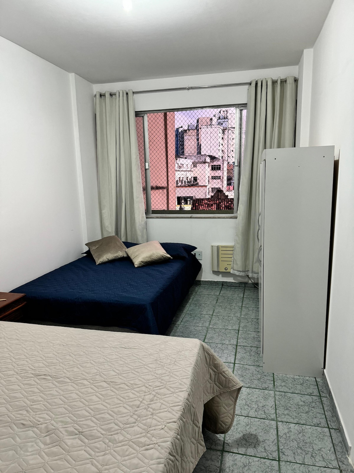 العقار هادئ ومثالي لراحتك. الغرفة نظيفة ومفيدة ومكيفة الهواء ومظلمة لراحتك وراحة أفضل. 