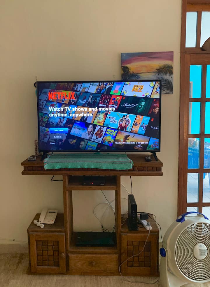 ¡Nuestro televisor inteligente está equipado con cable, Netflix, YouTube y 