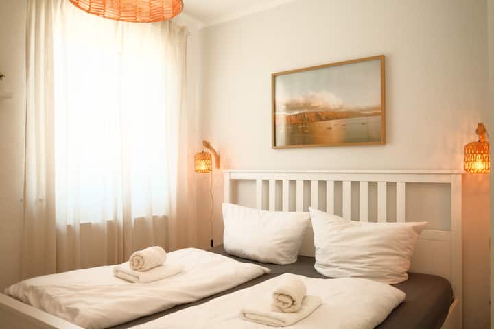 Брачен кревет со слика и топло светло