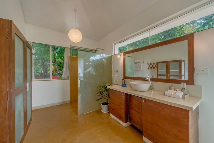 Full bathroom 1 image 1