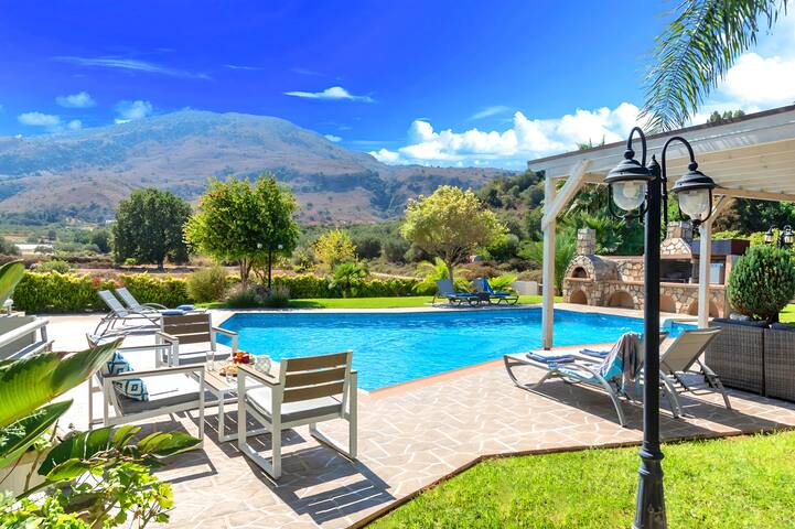 Mirsini Villa Private Pool & Jaccuzzi gallery image 5