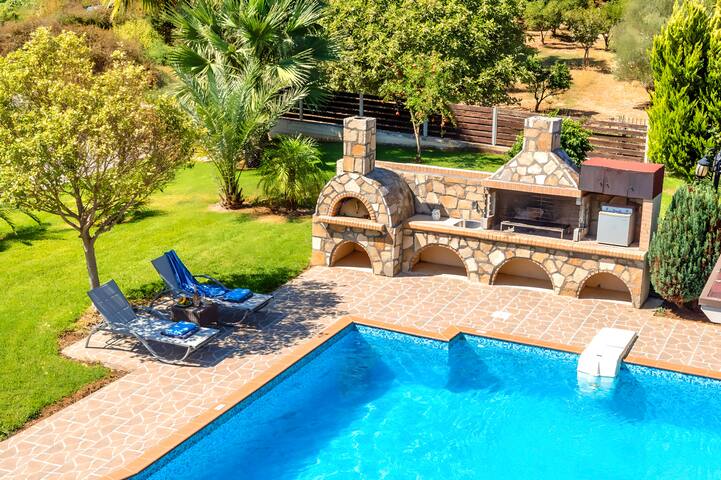 Mirsini Villa Private Pool & Jaccuzzi gallery image 4