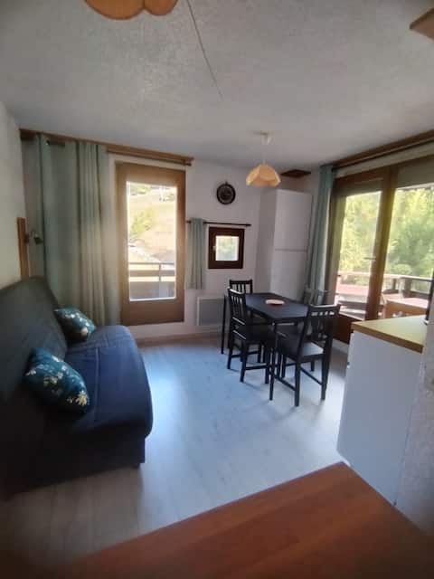 Top Airbnb: studio 4 people ski-in/out station center in Les Orres