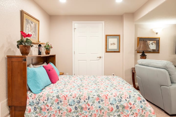 تم تمديد سرير ميرفي.  يقع  في الطرف الشرقي من مساحة المعيشة.  يتم تمديده فقط إذا لزم الأمر من قبل الضيوف.