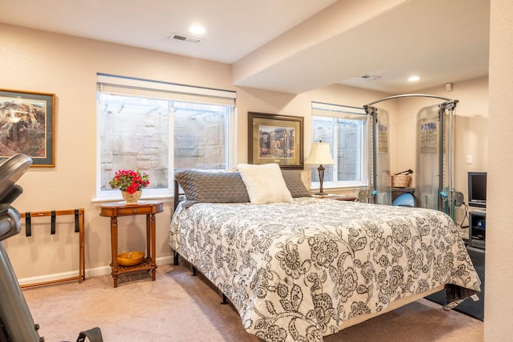 توجد دراجة التمرين وآلة الكابل وتلفزيون 32بوصة للمحطات المحلية في منطقة غرفة النوم.  على الرغم من عدم وجود أبواب، بخلاف الأبواب الموجودة في الحمام، إلا أن السرير غير مرئي من مواقع أخرى في المسكن.