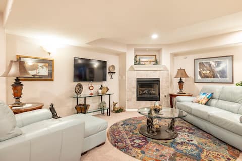 Luxury suite near Golden/Boulder/Red Rocks, Mtns!